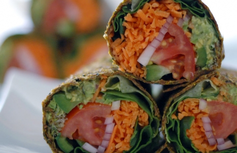 Rouleaux de légumes crus et guacamole avec crêpes aux courgettes et aux graines lin