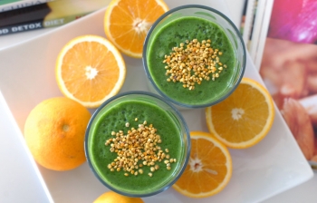 Smoothie vert avec épinards, banane, orange et pollen d'abeille