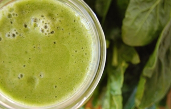 Green Smoothie: Spinach, Banana, Mango 