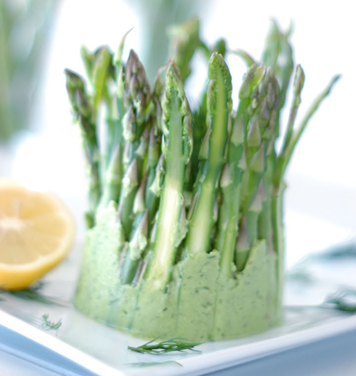 The Global Girl Raw Food Recipes: Raw Asparagus Dip with Avocado, Dill, Lemon & Garlic. This delicious raw dip is vegan, oil free and dairy free.