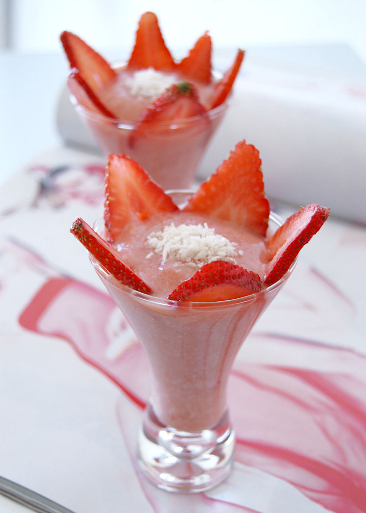 The Global Girl Raw Vegan Recipes: Strawberry, Pineapple and coconut parfait.