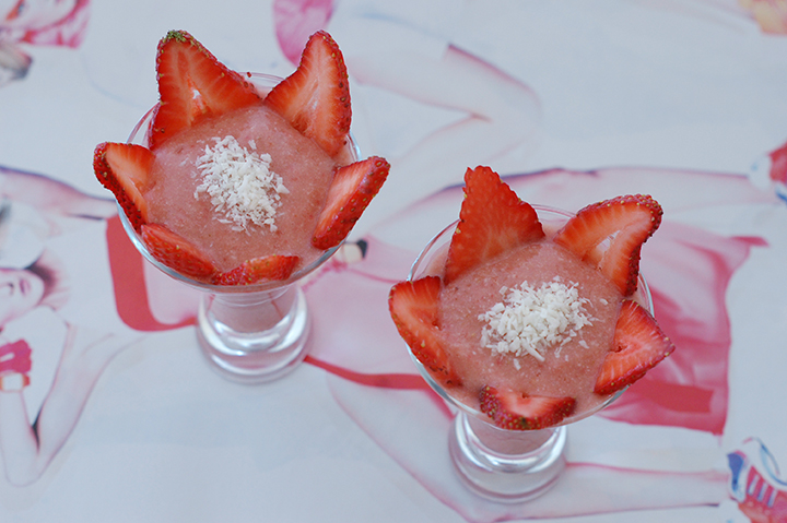 The Global Girl Raw Vegan Recipes: Strawberry, Pineapple and coconut parfait.