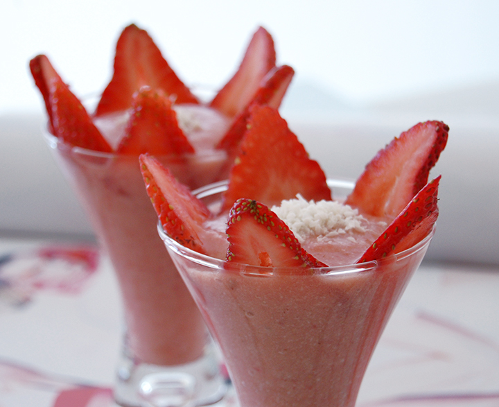 The Global Girl Raw Vegan Recipes: Strawberry, Pineapple and coconut parfait.