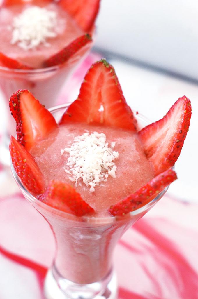 The Global Girl Raw Vegan Recipes: Strawberry, Pineapple and coconut parfait.