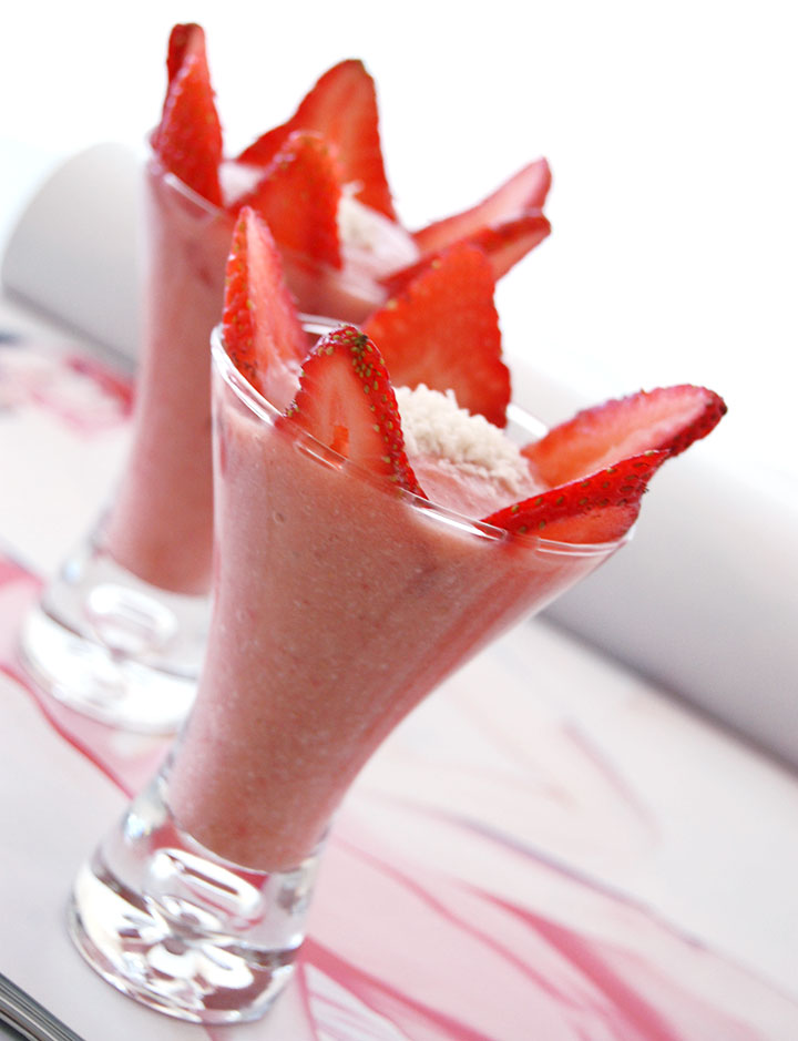 The Global Girl Raw Vegan Recipes: Strawberry, Pineapple and coconut parfait.