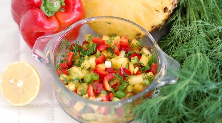 The Global Girl Raw Recipes: Mexican salsa with Pineapple, lime, bell pepper and dill. This delicious raw Mexican recipe is fat free, dairy free, gluten free and bursting with flavor.
