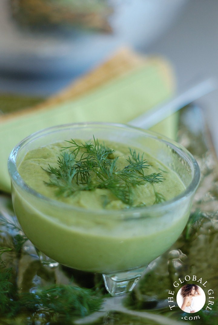 Creamy avocadosauce with fresh dill.