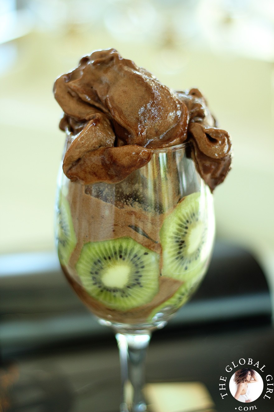 The Global Girl Raw Vegan Recipes: Yummy chocolate ice cream recipe that's super easy and incredibly healthy. Indulge your sweet tooth with this fat-free, dairy-free, gluten-free and sugar-free decadent treat.