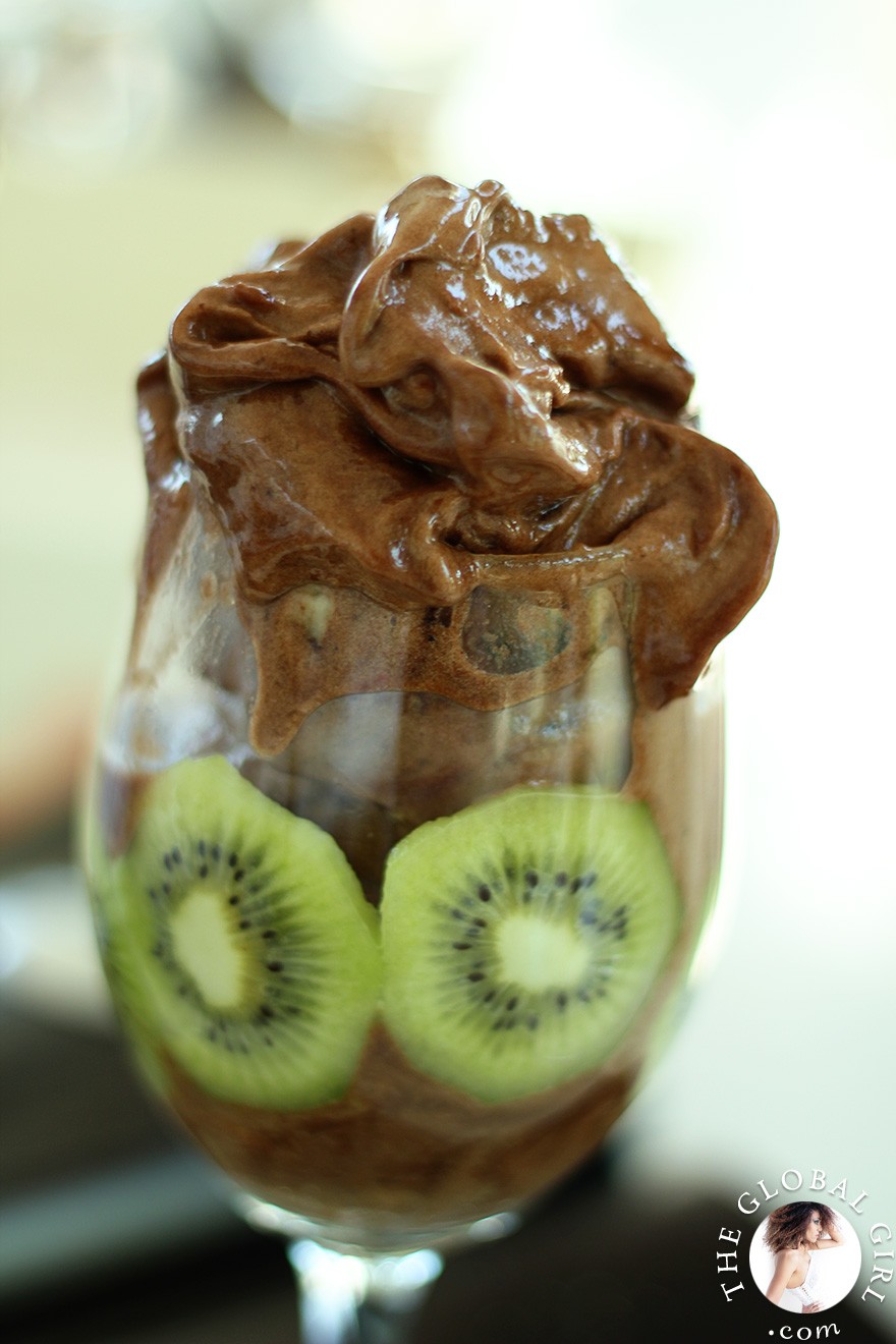 The Global Girl Raw Vegan Recipes: Yummy chocolate ice cream recipe that's super easy and incredibly healthy. Indulge your sweet tooth with this fat-free, dairy-free, gluten-free and sugar-free decadent treat.