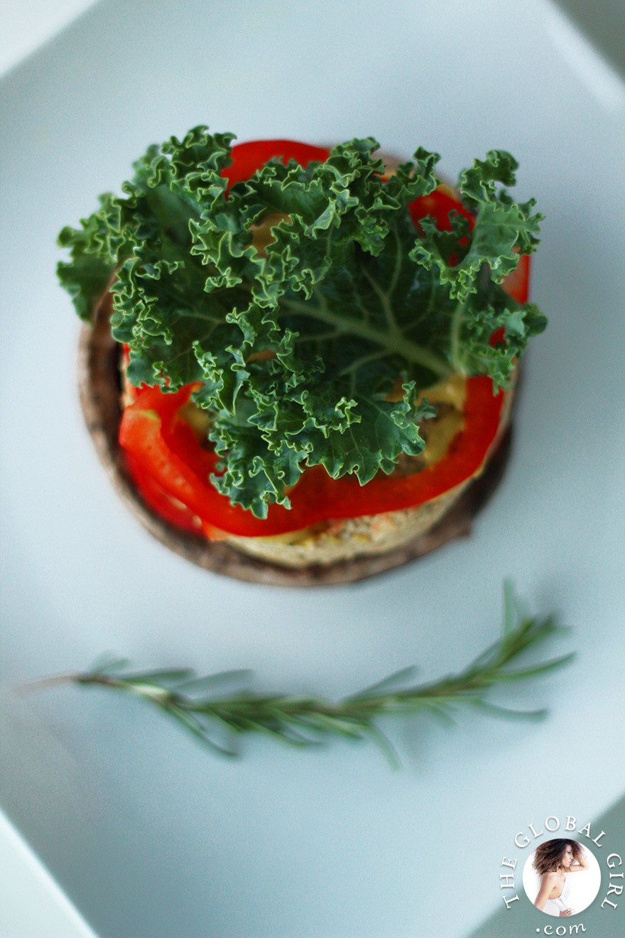 The Global Girl Raw Food Recipes: Raw Vegan Portobello Mushroom Burgers. Here's a hearty, tasty and healthy recipe for mushroom lovers and juicy burger aficionados. It's not only gluten-free, it's also totally raw, vegan (of course) and deliciously oil-free.