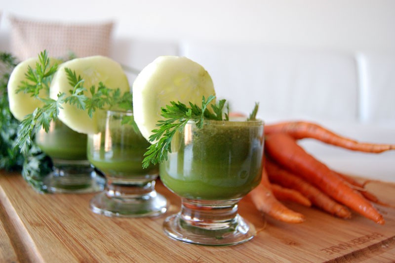 Healthy Memorial Day Recipes with The Global Girl: This super alkalizing green mocktail of cucumber, spinach and spicy jalapeño is a health-promoting powerhouse and the perfect way to start any festive meal.