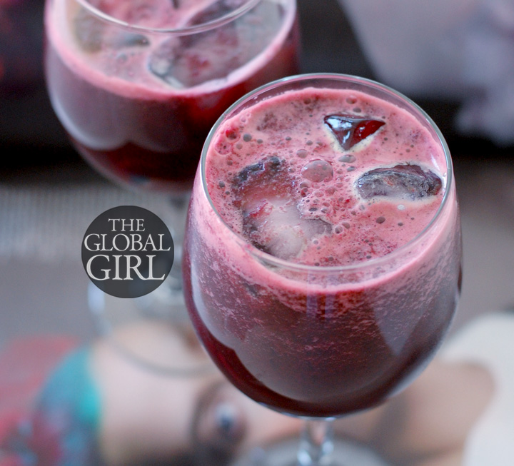 The Global Girl Juice Recipes: Ndoema's Beet & Pineapple Juice with her secret ingredient. A delicious and powerful detox elixir that cleanses the body, promotes weight loss, aids digestion, reduces bloating, flushes fat, beautifies hair and nails and promotes collagen synthesis (hello gorgeous skin!). 