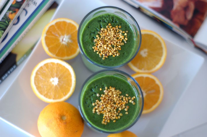 The Global Girl Raw Vegan Recipes: Green Monster Vitamin B Smoothie with spinach, banana, orange juice and bee pollen
