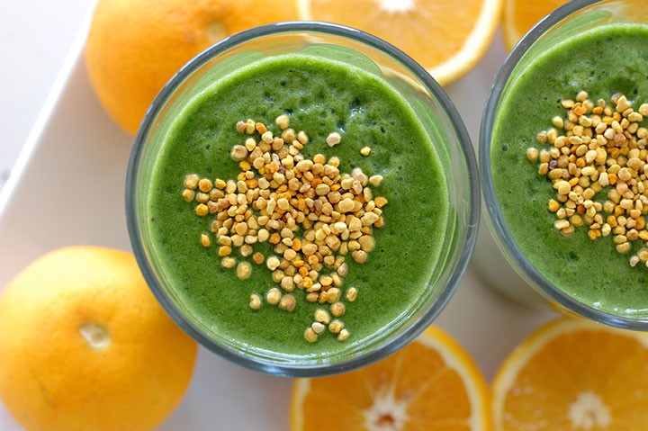 The Global Girl Raw Vegan Recipes: Green Monster Vitamin B Smoothie with spinach, banana, orange juice and bee pollen